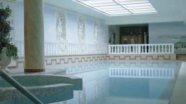 piscina interna classica ed elegante con idromassaggio e sauna allo Splendid Palace